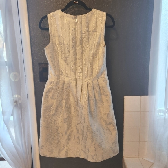 ANN Klein Sliver/White Tulip Dress pleated size 6 - Picture 3 of 11